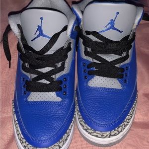 Bought the shoes in July only wore them a few times.(PRICE NEGOTIABLE)